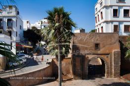 Image du Maroc Professionnelle de  La fameuse Porte de la Marine ou Bab El Marsa de la Médina de Casablanca, le passage obligé des personnes et des marchandises jusqu'à l'ouverture du boulevard Félix Houphouët-Boigny pour l'arrivée du président de la République française Alexandre Millerand qui effectuait en 1922 un voyage au Maroc et dans les pays de l'Afrique du nord, Vendredi 10 juillet 2009. (Photo / Abdeljalil Bounhar) 